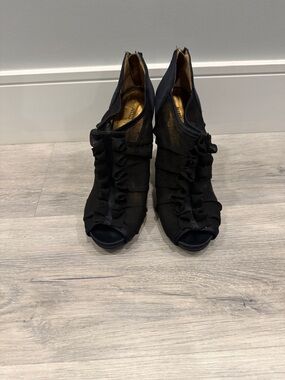 Black Ruffle Peep-Toe Women's Heels size 7